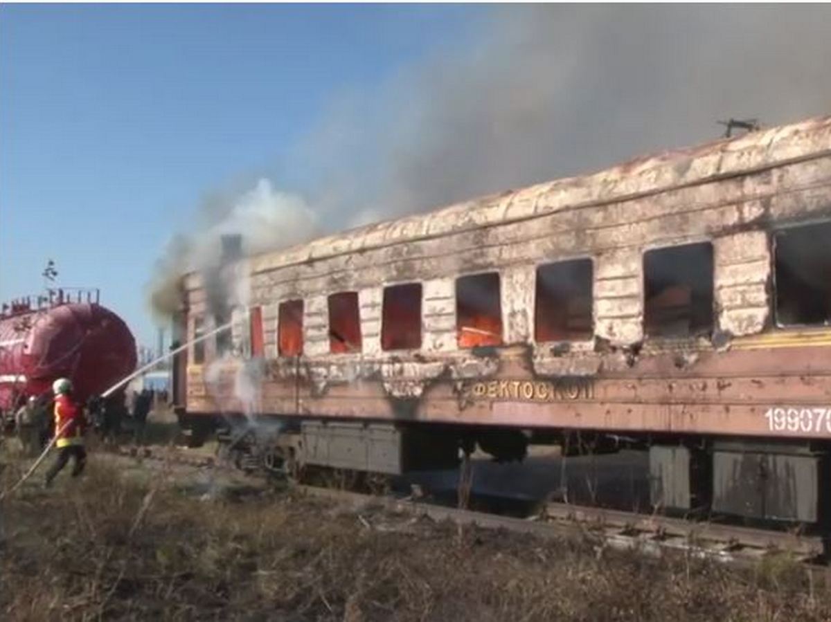 Вагон пасажирського поїзда згорів на вокзалі у Львові