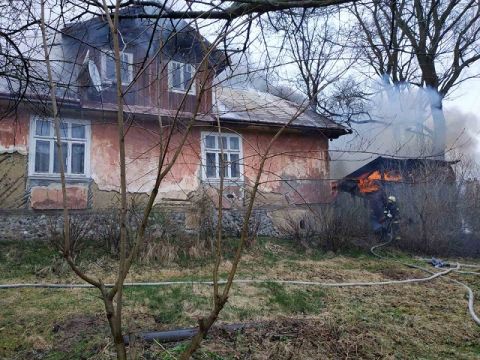 У Дрогобичі через пожежу в господарській будівлі ледь не згорів житловий будинок