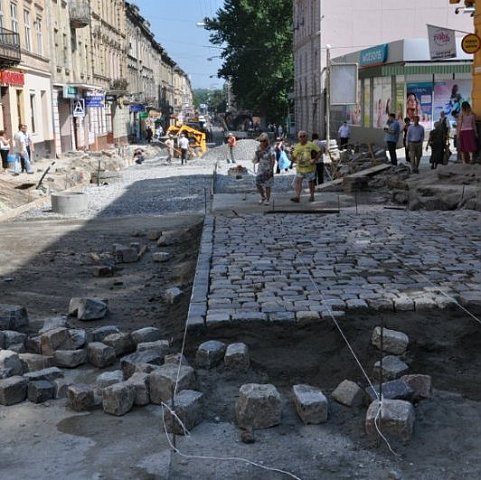 Водіїв просять не паркувати автівки на відремонтованій вулиці Куліша у Львові