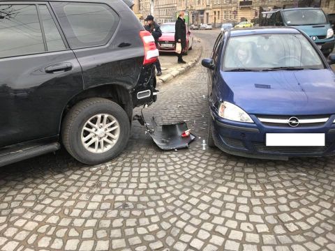 Біля Винниківського ринку виникли відразу дві ДТП