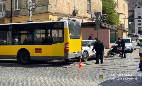 У Львові водійка Volkswagen збила пішохідку і врізалась у маршрутку