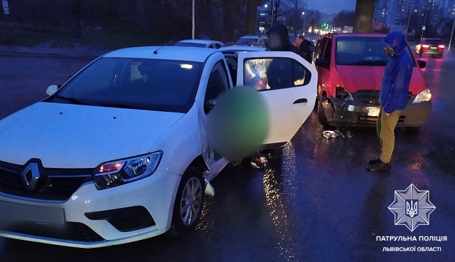 Біля Львова п'яний водій таксі в'їхав в мікроавтобус