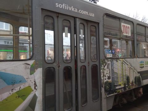 На перехресті Сахарова – Коперника трамвай зійшов з колії