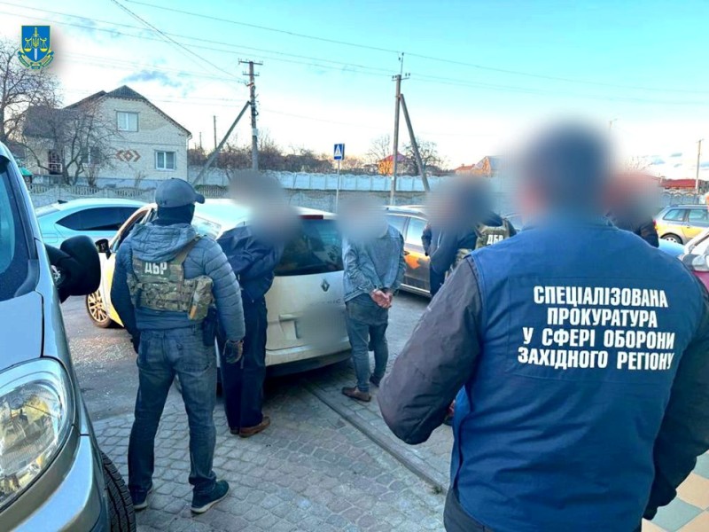 На Львівщині поліцейський та військовий з спільниками організували схему вимагання грошей в ухилянтів