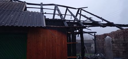 На Яворівщині пожежа вщент знищила дах будівлі