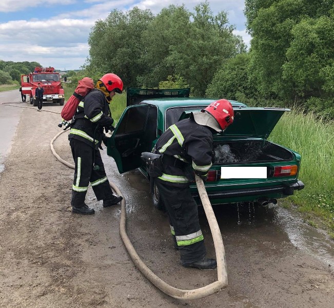 На Стрийщині під час руху зайнявся ВАЗ