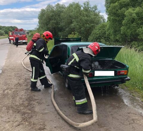 На Стрийщині під час руху зайнявся ВАЗ