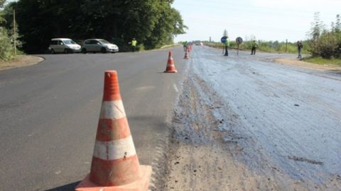 На Львівщині мотоцикліст з пасажиром влетіли в паркан