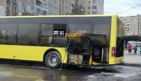 У Львові під час руху зайнялася маршрутка