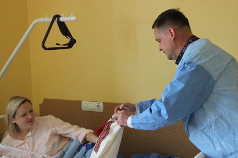 Немовлята пологового будинку у Львові отримали свої перші в житті вишиванки