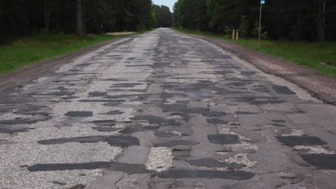 На Львівщині біля Трускавця вантажівки знищили дорогу