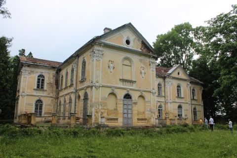 До Рудківської міськради проходять сім партій