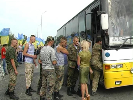 Біля Бродів сотня людей з прапорами зустрачала львівських десантників