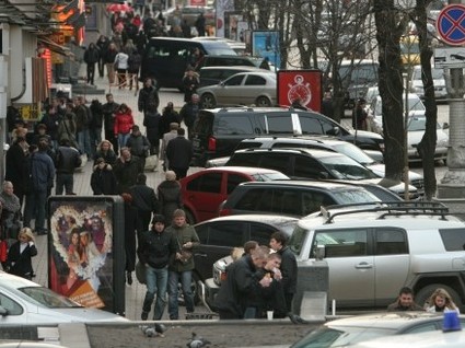 У Азарова планують ввести обмеження стосовно облаштування парківок на тротурах та дорогах