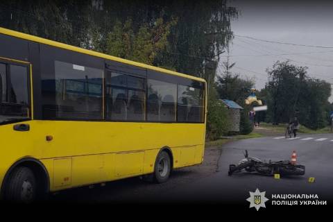 На Львівщині у ДТП з автобусом постраждав мотоцикліст 