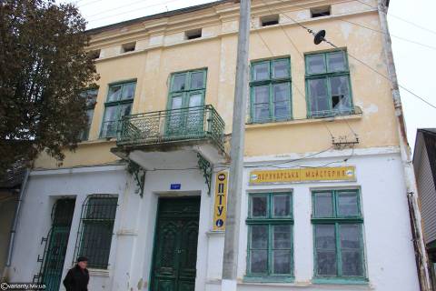 Поїзд, меблевий цех, пекарня, амбулаторія, дитсадок, центр містечка