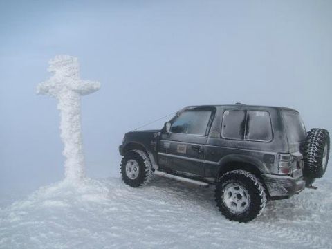 Львівські джипери піднімаються на гору Полонина Руна