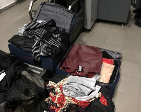 У Раві-Руській митники затримали водія рейсового автобуса з контрабандою одягу