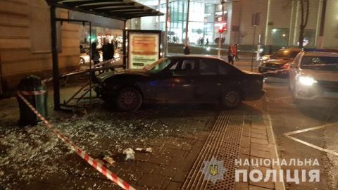 На Водохреща у Львові водій без прав влетів у зупинку з людьми