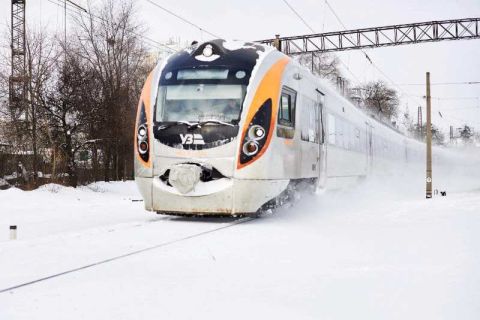 Декілька поїздів західного напрямку запізнюються через негоду