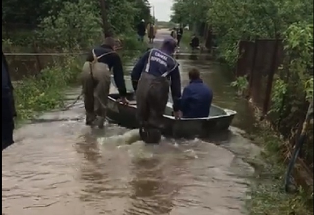 На Львівщині рятувальники вивозять людей на човні з підтоплених ділянок