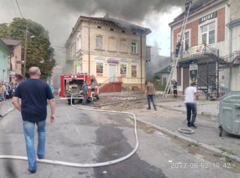 У центрі Самбора виникла масштабна пожежа