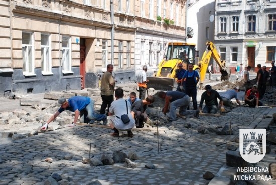 У центрі Львова асфальтне покриття міняють на бруківку