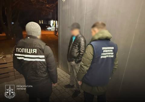 Офіцер військового вишу на Львівщині вимагав 5000 доларів у курсанта