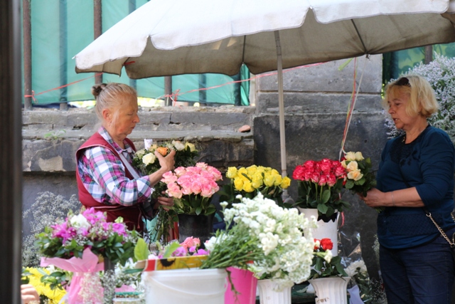 Облрада Львівщини витратить майже 200 тисяч гривень на троянди