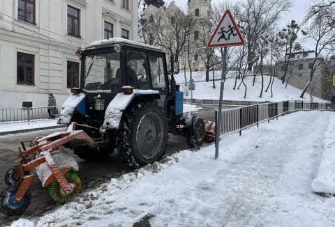 На вулицях Львова снігоприбиральна техніка працює у дві зміни