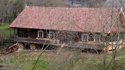 До Тустані перевезли унікальну бойківську хату початку ХХ століття