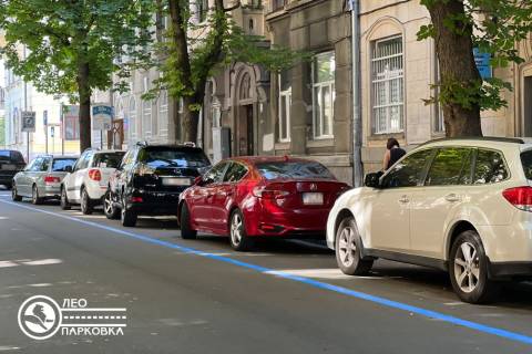 У Львові оновлюють розмітку на паркувальних майданчиках Львівавтодору