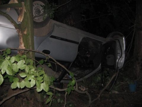 П'яний водій влетів у дерево у Львові: троє людей травмовано