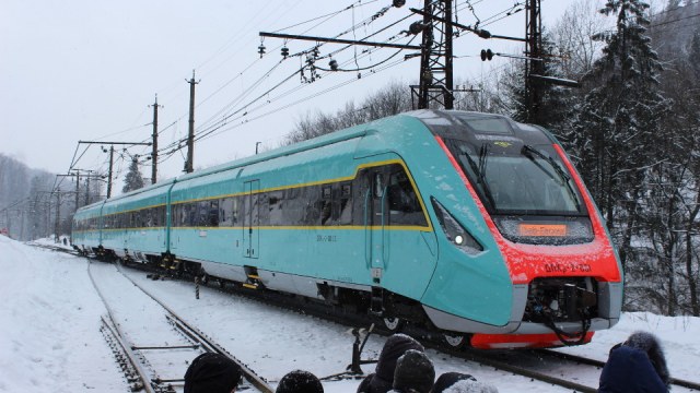 На зимові свята Львівською залізницею курсуватимуть додаткові поїзди