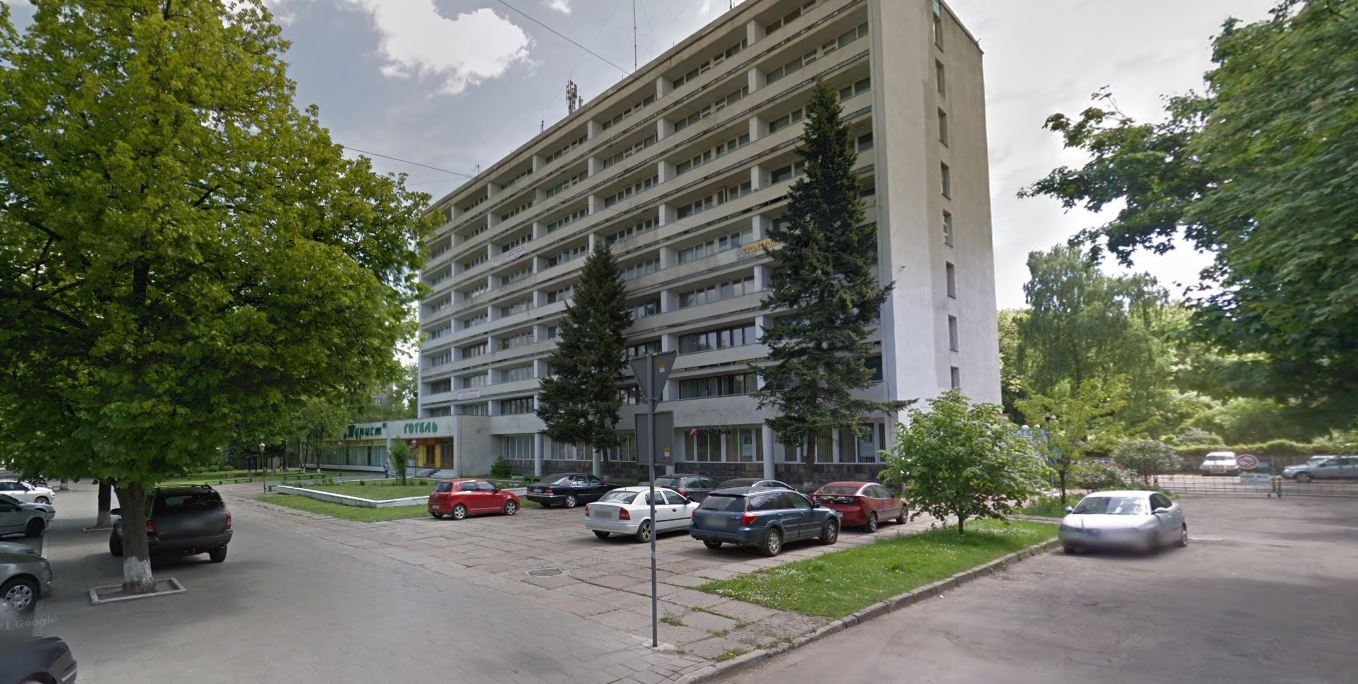 У Львові біля готелю Турист підрядник не дотримався проекту облаштування благоустрою простору