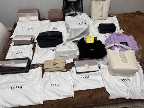 На кордоні з Польщею виявили контрабанду електронних сигарет та брендових сумок й гаманців