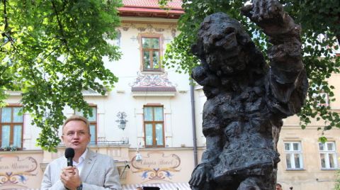 Система Садового зажовує голоси львів'ян, які хочуть демонтувати пам'ятник Ф. К. Моцарту