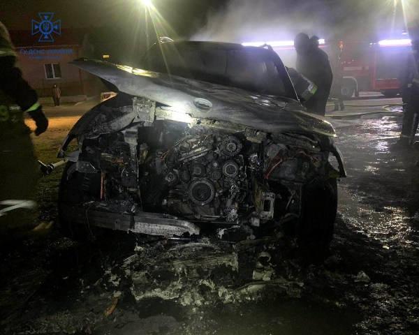 Поблизу Львова згоріло авто BMW X3