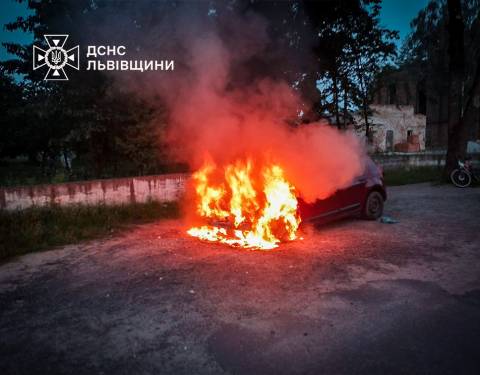 На Львівщині за добу зайнялись три автівки