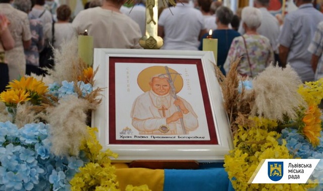 Ікона з краплиною крові Івана Павла ІІ прибула до Львові
