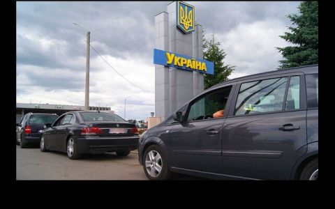 Рух вантажівок на кордоні України з Польщею відновлено у двох МПП