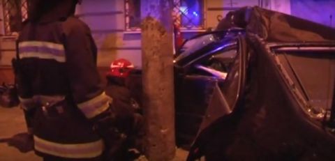 У Львові авто врізалося у стовп: є постраждалі