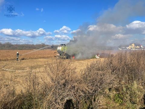 На Самбірщині під час роботи в полі зайнявся комбайн