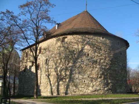 Львівські архітектори не хочуть ділити Порохову вежу з рестораном Потюка