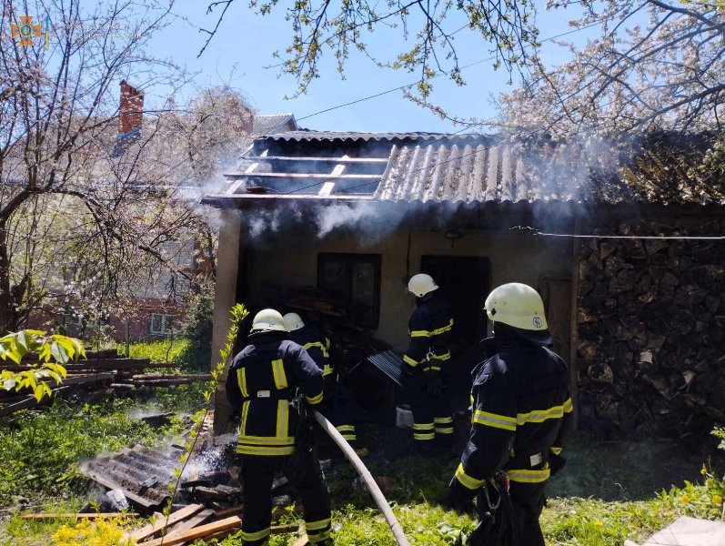 На Самбірщині згорів дах господарської будівлі