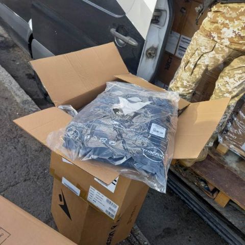 На кордоні з Польщею виявили контрабанду італійського одягу та взуття