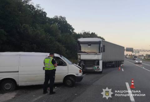 Поблизу Львова у ДТП з вантажівкою постраждали водій та пасажирка мікроавтобуса