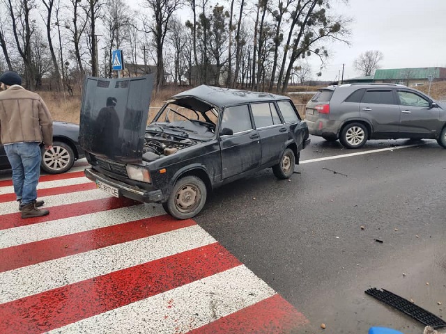 Біля Львова через ДТП одну автівку від удару знесло у кювет