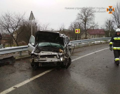 На Мостищині вантажівка врізалася у легковик: є травмований