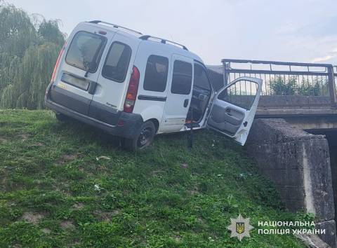 На Дрогобиччині Renault в’їхав у опору моста: постраждали жінка з дитиною